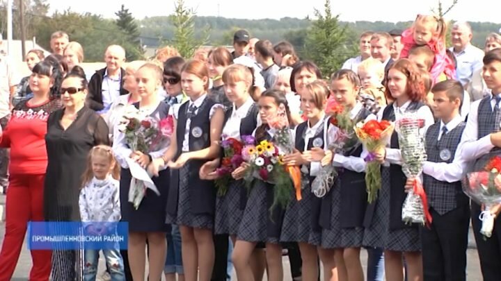 День знаний в Кузбассе: более 300 тысяч школьников сели за парты в новом учебном году