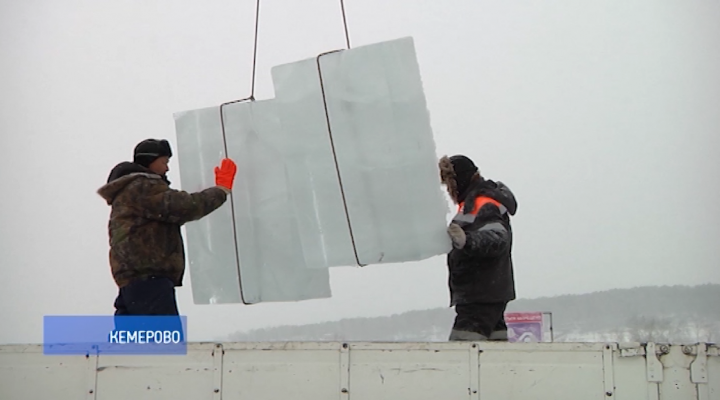 Что нам стоит ледяной дом построить: в Кемерове начали добывать стройматериал для зимних городков